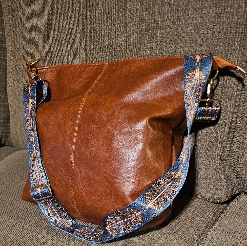 Hobo Vegan Leather Tote With Guitar Strap NWOT - Picture 4 of 9